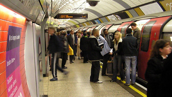 ALERTĂ la metroul din Londra! Mai multe persoane au fost rănite, după ce UN TREN A LUAT FOC