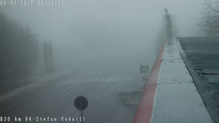 În nordul ţării ninge, iar la sud plouă! Cum se circulă pe drumurile naţionale (FOTO)