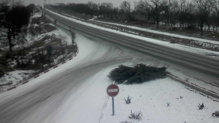 În nordul ţării ninge, iar la sud plouă! Cum se circulă pe drumurile naţionale (FOTO)