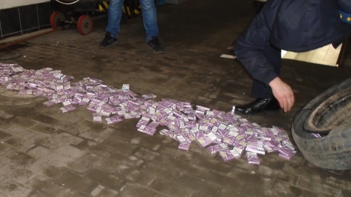 Peste 71.000 de ţigarete de contrabandă, confiscate de vameşi