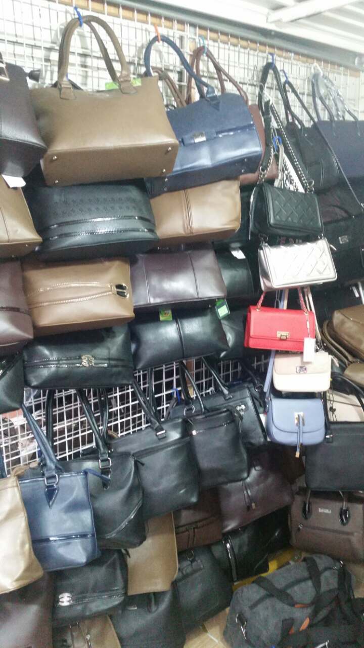 PERCHEZIŢII în mai multe centre comerciale! Mărfuri de peste DOUĂ MILIOANE DE LEI, confiscate