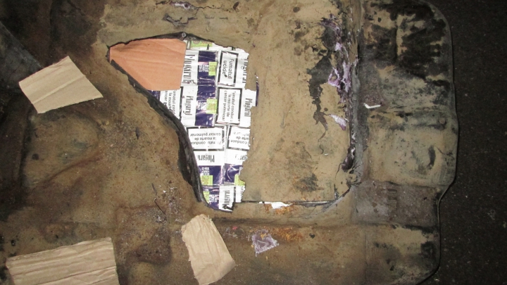 HALUCINANT! Metoda prin care un bărbat a încercat să scoată ţigări din ţară (FOTO)