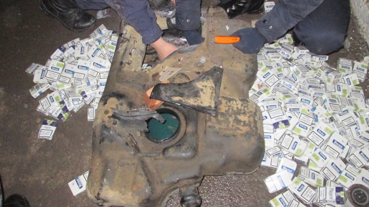 HALUCINANT! Metoda prin care un bărbat a încercat să scoată ţigări din ţară (FOTO)