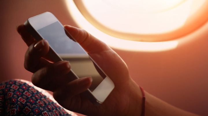 Folosirea telefonului în avion te poate trimite la închisoare