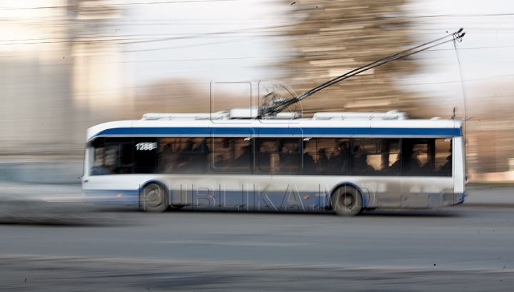 Primăvară, primăvară! O şoferiţă de troleibuz, surprinsă într-o IPOSTAZĂ NEOBIŞNUITĂ (FOTO)