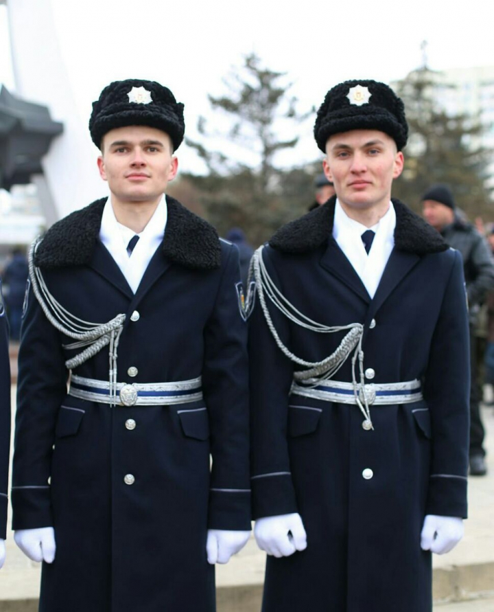 Mai frumoşi şi mai eleganţi! Garda de Onoare a MAI a îmbrăcat uniformă nouă (FOTO)