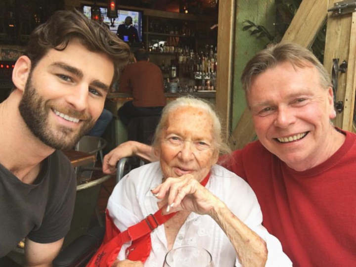 Îți dau lacrimile. Gestul emoţionant a unui tânăr când a aflat că vecina sa era pe moarte (FOTO)