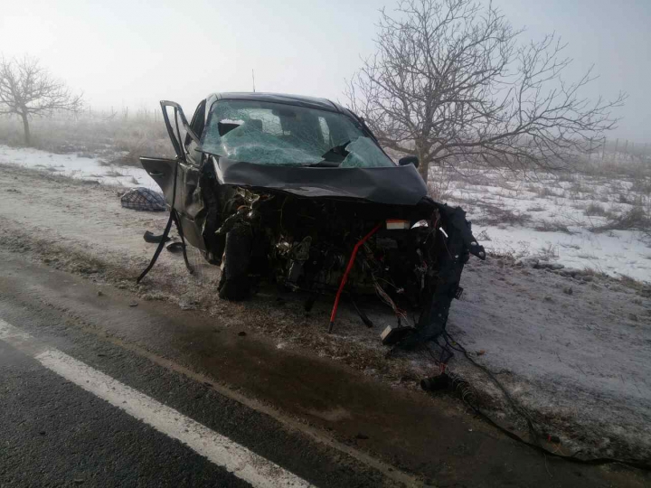 O maşină a luat foc pe drumul Chişinău - Orhei. Patru persoane rănite, una în stare gravă (FOTO)