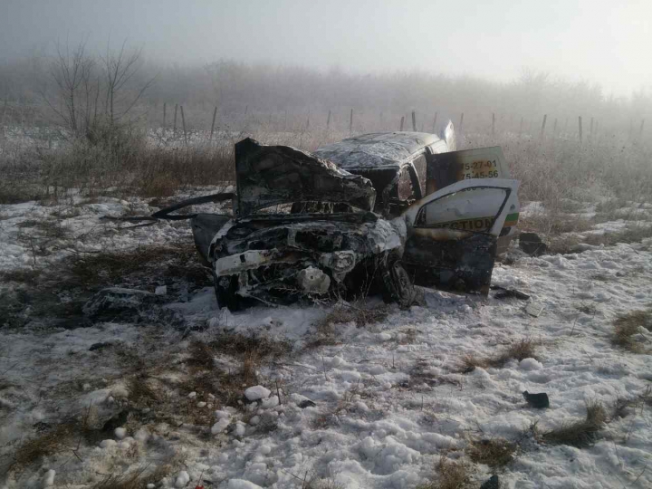 O maşină a luat foc pe drumul Chişinău - Orhei. Patru persoane rănite, una în stare gravă (FOTO)