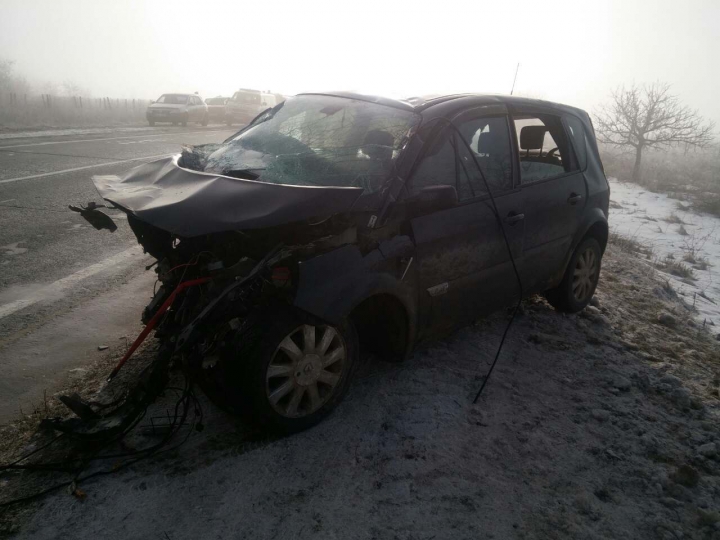 O maşină a luat foc pe drumul Chişinău - Orhei. Patru persoane rănite, una în stare gravă (FOTO)