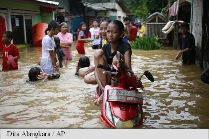 Inundaţii CATASTROFALE în Indonezia. Nivelul apei a crescut până la 1,5 metri (FOTO)