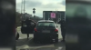 NO COMMENT! Șofer SNOPIT ÎN BĂTAIE în trafic (VIDEO)