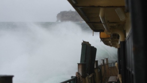 TERIFIANT! Momentul în care un VAL URIAŞ loveşte un feribot (FOTO)