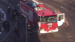 TRAGIC! O mașină de pompieri a SPULBERAT o stație de autobuz plină cu pasageri 