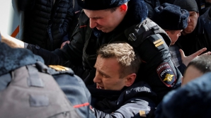 Aleksei Navalnîi a fost adus în faţa instanţei. De ce este acuzat principalul opozant al Kremlinului