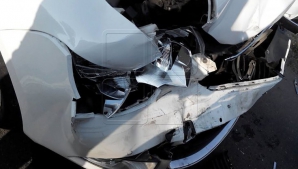 ACCIDENT GRAV pe șoseaua Balcani: O maşină a derapat de pe traseu, s-a ciocnit în parapet și s-a răsturnat