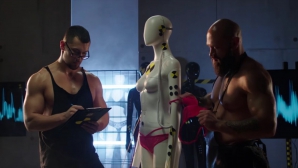 CEA MAI SEXY RECLAMĂ! Bărbați musculoși confecționează lenjerie intimă pentru femei (VIDEO)