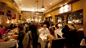 Spania: Cei 120 de români au fugit din restaurant dansând conga (VIDEO)