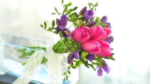 Femeile, în centrul atenţiei! Doamnele şi domnişoarele, felicitate în cele mai neobişnuite moduri