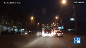 AVENTURĂ PERICULOASĂ. Patru copii s-au agăţat de autobuz în mers. VIDEO TERIFIANT