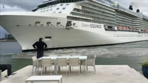 Una dintre cele mai mari şi mai luxoase nave de croazieră din lume, aproape de a intra într-o casă