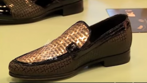 AUR CĂLCAT ÎN PICIOARE. Un meșter confecţionează mocasini împletiți cu metal preţios (VIDEO)