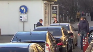 Glume de prost gust! AMENINŢAU șoferii că le incendiază mașinile. REACŢIA victimelor (VIDEO)