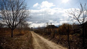 Rupţi de lume şi nevoiţi să meargă pe jos până la Bălţi. CHINUL prin care trec locuitorii din satul Popovca 