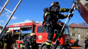 Antrenamente la înălţime! Salvatorii desfășoară exerciții pentru recuperarea sinistraților din clădiri supraetajate