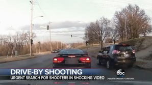 IMAGINI DE GROAZĂ! Momentul în care o grupare deschide focul asupra unui automobil în care se aflau copii