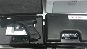 10 pistoale Bruni GAP şi ţigarete nedeclarate, confiscate de vameşi