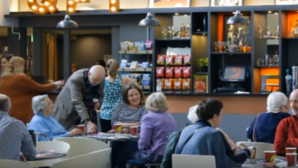 Un cinematograf rulează pelicule speciale pentru vârstnicii instabili emoțional