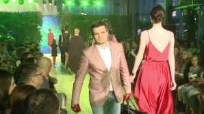 Eleganţă şi stil la "Moldova Fashion Days". Printre vedetele care au urcat pe podium a fost şi prezentatorul Vlad Burac