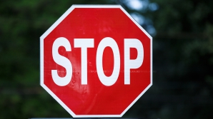 Pilon doborât de un autobuz. Circulaţia troleibuzelor spre sectorul Botanica, întreruptă dimineaţa