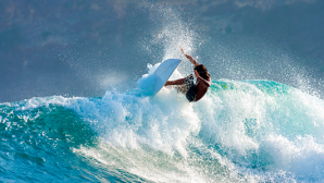 Doi surferi au trăit periculos în apele mării când se pregăteau să concureze în cadrul Campionatului Mondial