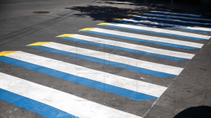 O femeie din Capitală, lovită violent pe o trecere de pietoni de o maşină care aparţine Ambasadei Rusiei