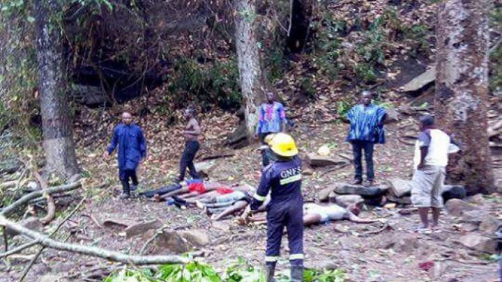 TRAGIC! 20 de liceeni au murit zdrobiți de copaci în timp ce înotau (FOTO)