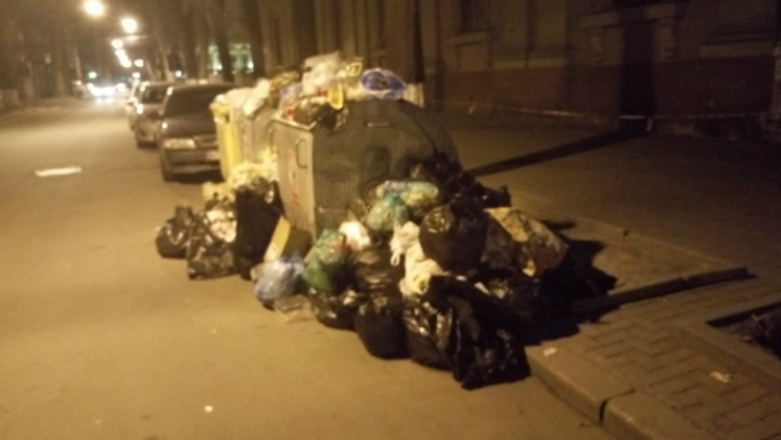 MORMANE DE GUNOI în Capitală. Tomberoanele sunt pline până la refuz (FOTO)