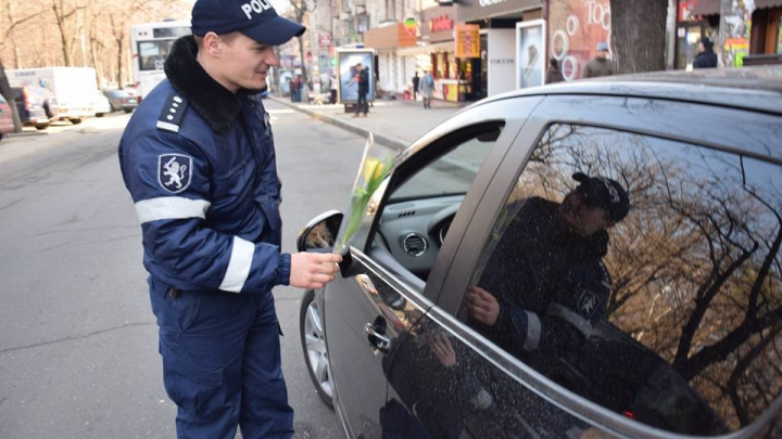 Zeci de femei au fost oprite de poliţişti! În loc de amenzi, au primit flori (FOTO)