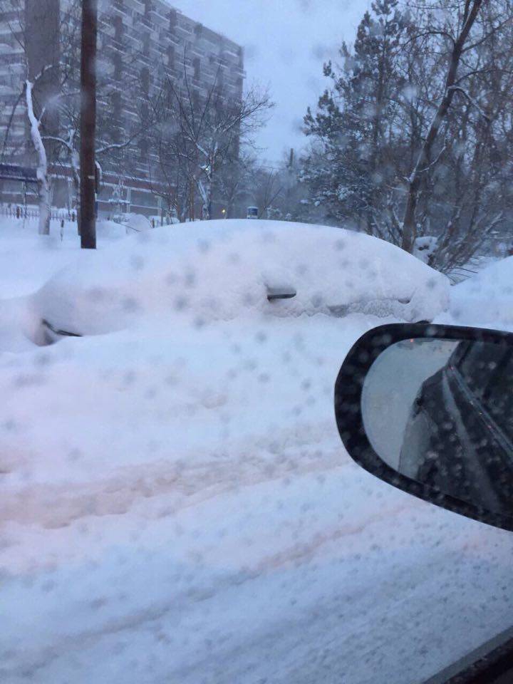 NINSORI ABUNDENTE în Montreal! Drumurile sunt impracticabile, iar zeci de maşini stau îngropate în zăpadă (FOTO)