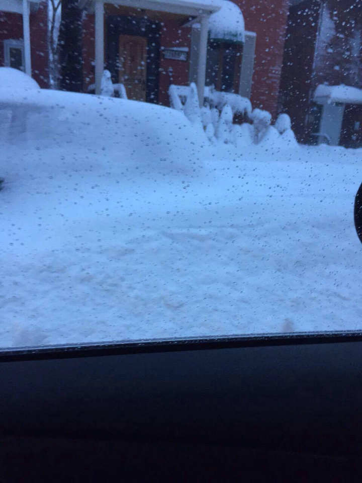 NINSORI ABUNDENTE în Montreal! Drumurile sunt impracticabile, iar zeci de maşini stau îngropate în zăpadă (FOTO)