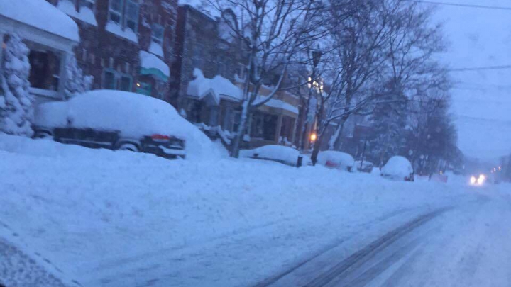 NINSORI ABUNDENTE în Montreal! Drumurile sunt impracticabile, iar zeci de maşini stau îngropate în zăpadă (FOTO)