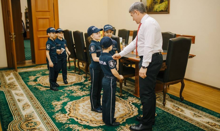 Ministrul de Interne, Alexandru Jizdan, a primit în dar buchete de cuvinte frumoase și un mărţişor (FOTO)