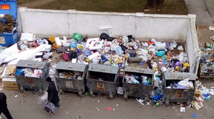 MORMANE DE GUNOI în Capitală. Tomberoanele sunt pline până la refuz (FOTO)