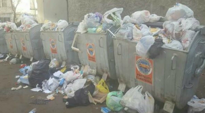 MORMANE DE GUNOI în Capitală. Tomberoanele sunt pline până la refuz (FOTO)