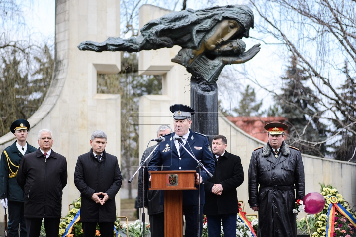 RĂZBOIUL DE LA NISTRU. Conducerea de vârf a ţării a depus flori în cinstea eroilor (FOTOREPORT)