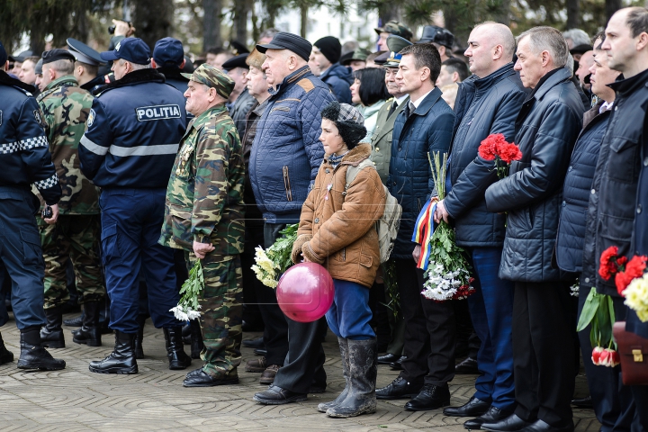RĂZBOIUL DE LA NISTRU. Conducerea de vârf a ţării a depus flori în cinstea eroilor (FOTOREPORT)