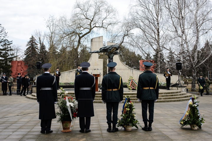 RĂZBOIUL DE LA NISTRU. Conducerea de vârf a ţării a depus flori în cinstea eroilor (FOTOREPORT)