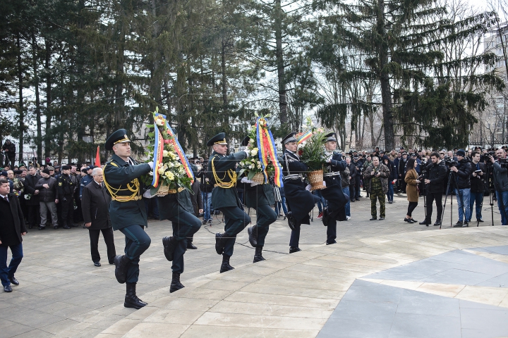 RĂZBOIUL DE LA NISTRU. Conducerea de vârf a ţării a depus flori în cinstea eroilor (FOTOREPORT)
