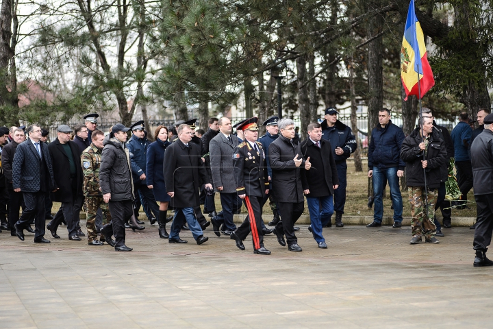 RĂZBOIUL DE LA NISTRU. Conducerea de vârf a ţării a depus flori în cinstea eroilor (FOTOREPORT)